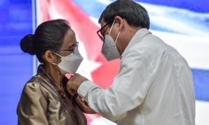 Ceremonia de condecoración con la medalla de la amistad a la compañera Anouphone