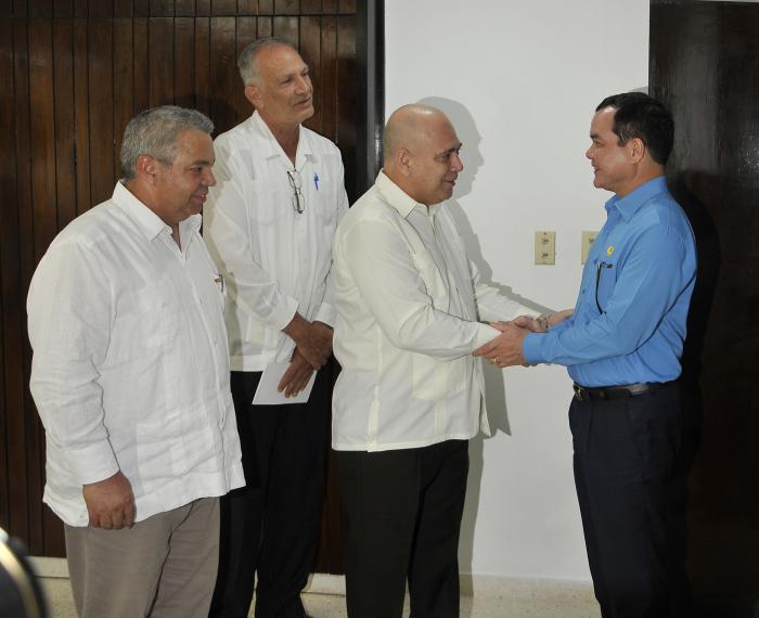 Roberto Morales Ojeda miembro del Buro Politico recibe a Nguyen Dinh Khang miembro del Comite Central del Partido Comunistade Vietnam.