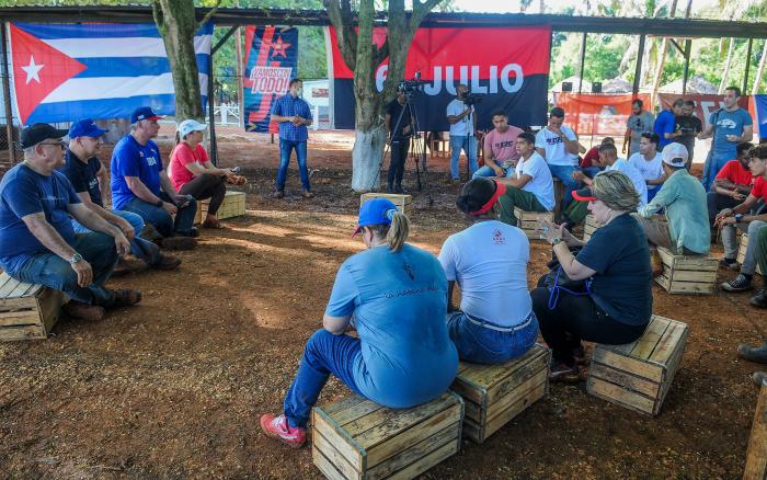 Trabajo voluntario en la Granja agropecuaria 16 de abril del CC PCC 