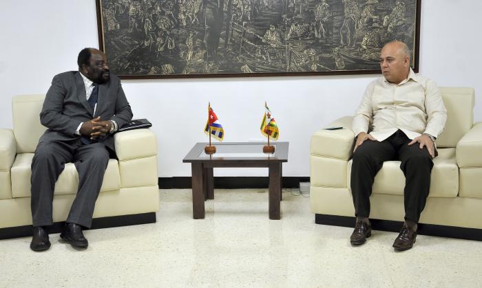 Roberto Morales Ojeda y Simbarashe Mumbengegwi
