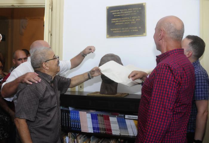 Develación de placa conmemorativa por los 120 aniversario del natalicio de nuestro poeta nacional Nicolás Guillén