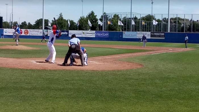 Los lanzadores cubanos una vez más no fueron defendidos oportunamente desde el banco.