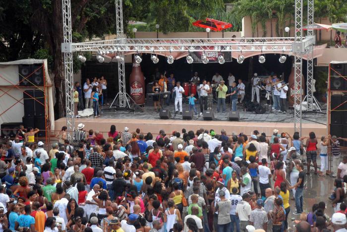 Reinauguracion Salon Rosado de la tropical Salon Benny More con la Musica de Juana Bacallao y Adalberto Alvarez y su Son