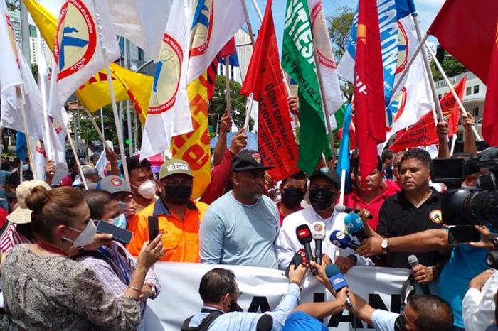 Desde hace semanas reclaman en las calles que se reduzcan los altos precios del combustible, los alimentos y los medicamentos, entre otras demandas.