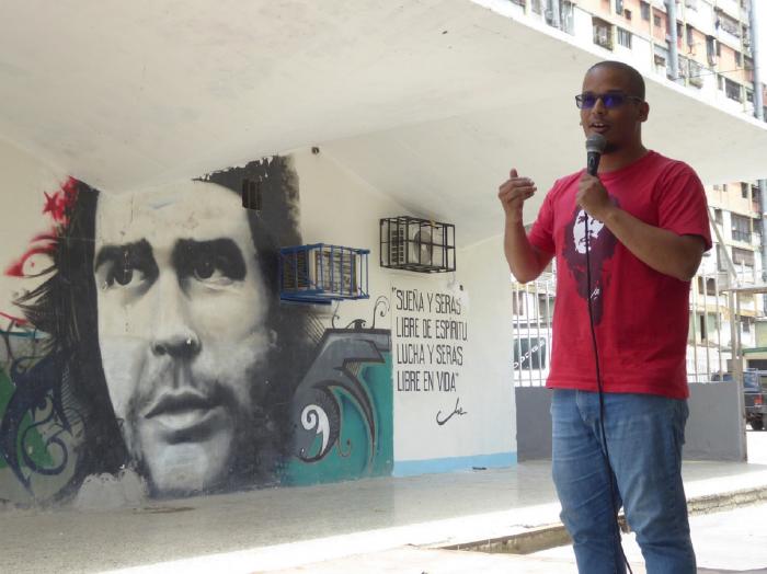 La imagen del Che acompaña un acto de solidaridad con Cuba, en predios de Caracas. 