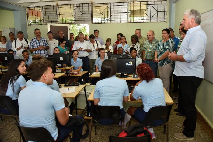 Una de las preocupaciones permanentes de la dirección del país ha sido cómo elevar la calidad del proceso de enseñanza en Cuba. Foto: Estudios Revolución