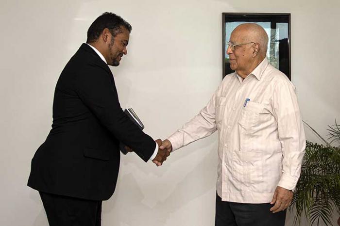 El viceprimer ministro Ricardo Cabrisas Ruiz (D), recibe al Viceministro de Relaciones Internacionales y Cooperación de Sudáfrica, S.E. Alvin Botes Foto Prensa Latina