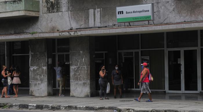Banco Metropolitano, esquina de 19 de Mayo y Ayestarán, Plaza