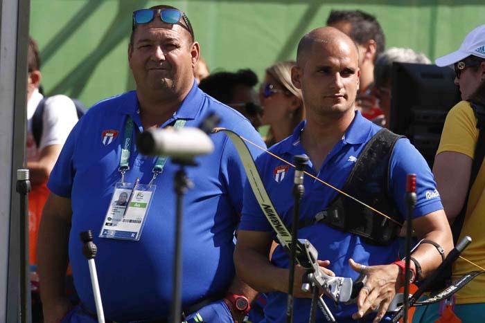 Adrián Andrés Puentes Pérez de Cuba, y su entrenador Eduardo Marrero