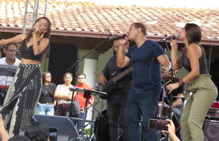 Otro momento exquisito unió las voces de Buena Fe con las de las hermanas, Mune y Adriana Moreno.