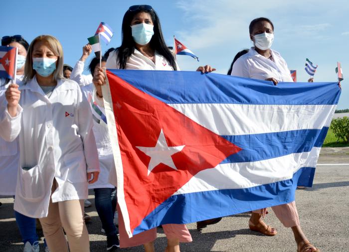 Llega a cuba Brigada media Henry Reeve de médicos y personal de la salud de Emiratos Árabes Unidos
