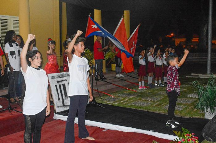 Niños y jóvenes reeditaron simbólicamente la acción, y honraron con versos, canciones y representaciones dramatizadas
