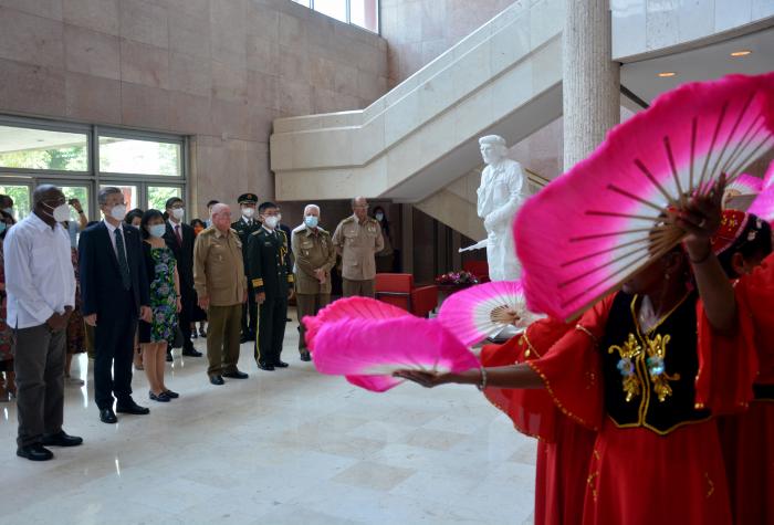 Acto político Cultural por el ANV 95 del ejército chino. Encabezaron el acto Ma Hui Embajador de China en Cuba. Luo Tiefeng agregado Militar en cuba. Roberto Legrá Sotolongo Jefe del estado Mayor.
