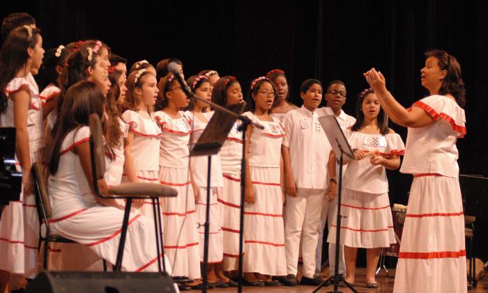 Coro Duminuto, dirigido por Carmen Rosa López.