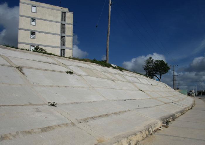 Emplear losas de concreto en un tramo de la Carretera Central que atraviesa la ciudad de Holguín fue una solución muy criticada, porque, si bien evita la erosión, contribuye a elevar la temperatura ambiente. FOTO DEL AUTOR