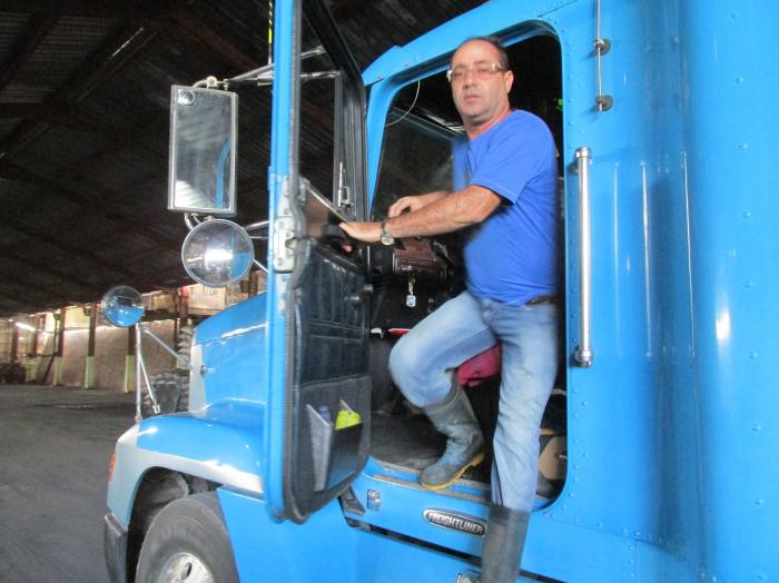 Osvany Sánchez, «a golpe de espejo», acomoda la rastra dentro del almacén. FOTO DEL AUTOR