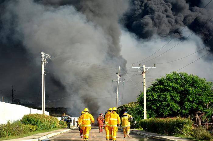Incendio en Base de Supertanqueros