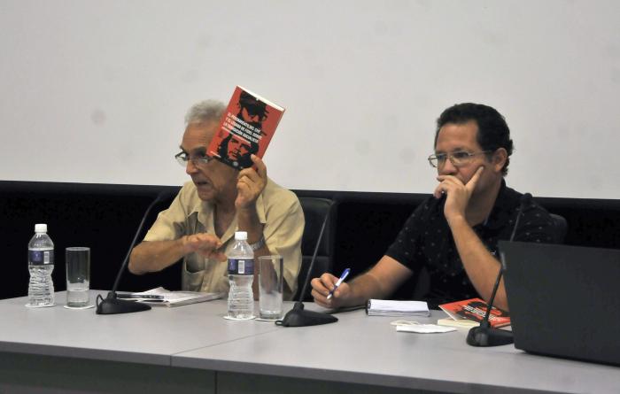 Presentacion del  libro, El pensamiento del Che y el legado de Fidel sobre la transicion socialista, a la izquierda coordinador Dr. Luis Suarez Salazar