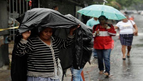 La intensidad de las precipitaciones en San Salvador provocaron inundaciones, derrumbes, deslizamientos de tierra y la caída de más de 80 árboles