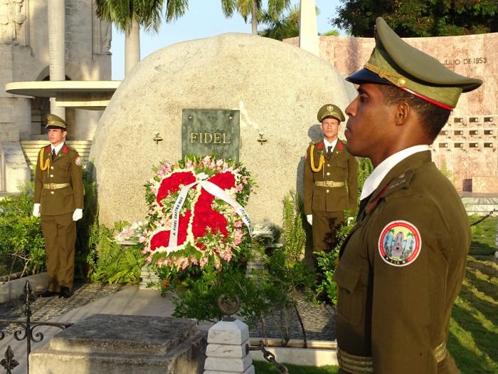 En solemne ceremonia militar quedó depositada la ofrenda floral a nombre del pueblo de Cuba.