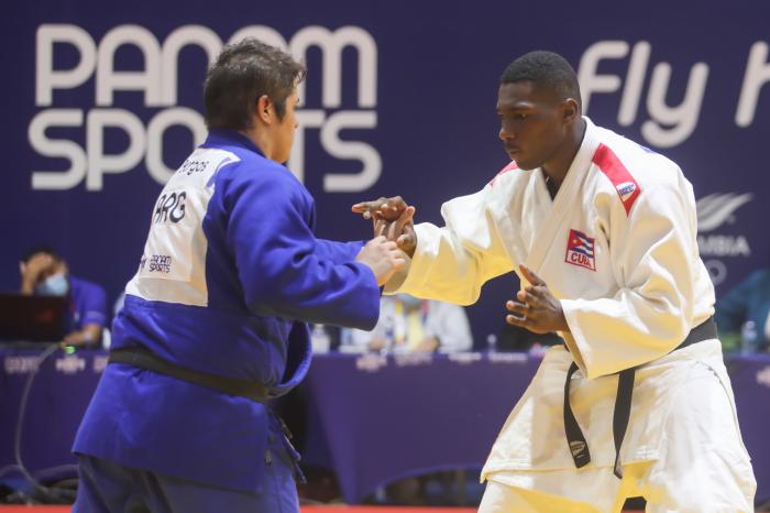 Omar Cruz León (blanco) de Cuba triunfa sobre Joaquín Aleio Burgos, de Argentina 