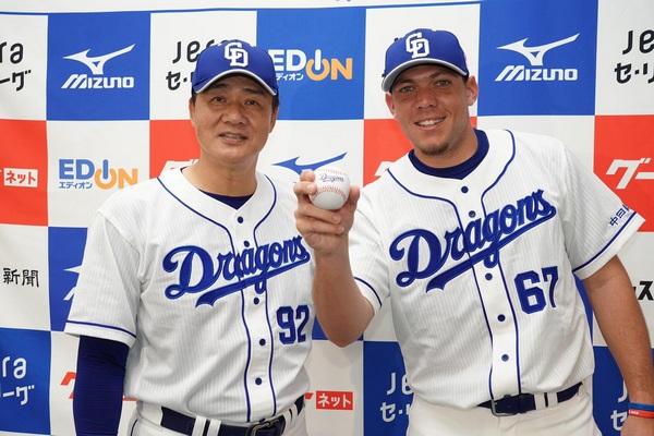 Yariel Rodríguez, está teniendo una buena temporada con los Dragones de Chunichi.