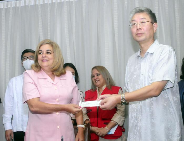 Entrega de cheque por 150 000 dolaresActo de agradecimiento de donativo de la Cruz Roja China por el incendio en la zona industrial de Matanzas, recibido por Dévora Rivas Saavedra