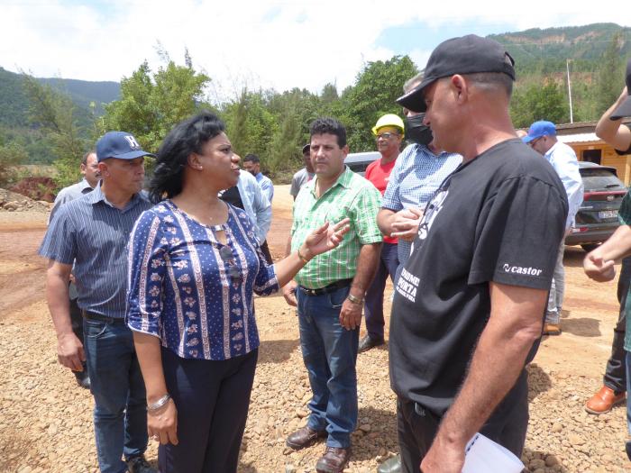 En la Estación de Bombeo No. 2 de Banes comprobó la llegada y alistamiento del grupo electrógeno que debe trabajar aquí para asegurar el abasto de agua.