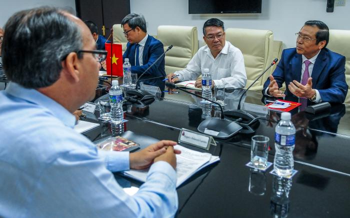 Dirigentes de los Partidos Comunistas de Cuba y Vietnam, elogiaron las excelentes relaciones de amistad y hermandad entre los dos países.
