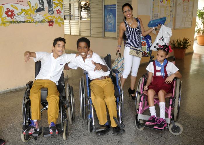 Visita realizada a la Escuela Especial Solidaridad con Panamá, por el día del maestro donde sus alumnos participaron en un acto de homenaje a los maestros y padres en general.