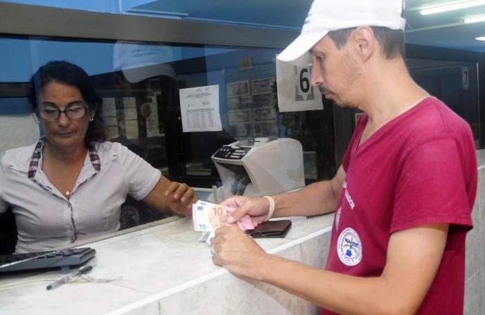 Venta de divisas en CADECA, desarrollado en la CADECA de Zanja y Belascoaín, Vedado, Plaza