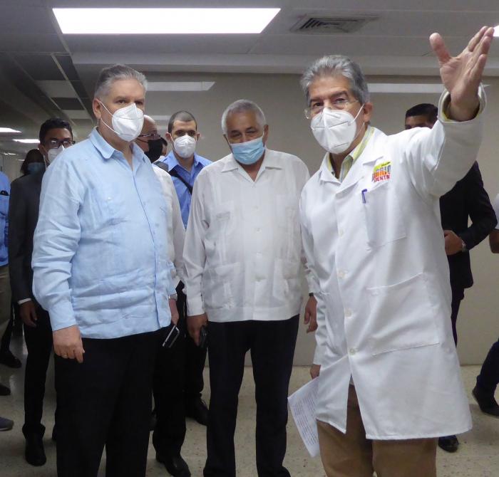 El dirigente visitó áreas del Centro Integral de Salud, «Salvador Allende», recorrido en el que participó también el embajador cubano, Dagoberto Rodríguez Barrera. 