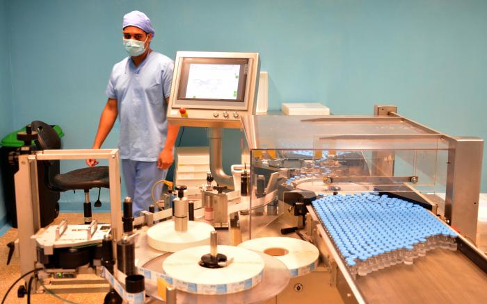 Trabajo sobre la producción de vacunas ABDALA en los laboratorios AICA del grupo Biocubafarma.