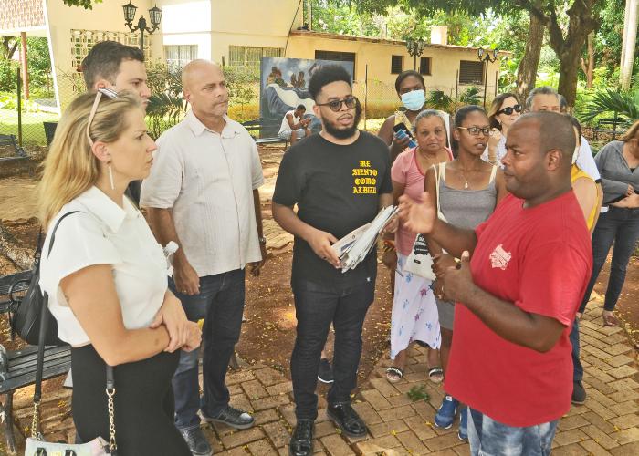 Recorrido del activista político Manolo de los Santos (CD)y los periodistas Abby Martin(C) y Benjamín Samuel Becker(CI) por el barrio la Corbata,