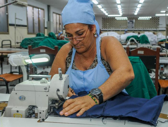 Taller textil Ana Betancourth, Aguacate Municipio Madruga, Mayabeque, confeccion de Uniformes escolares