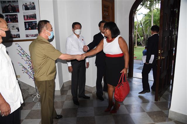 La viceministra de Relaciones Exteriores Anayansi Rodríguez, saluda a los diplomáticos cubanos acreditados en Cuba. 