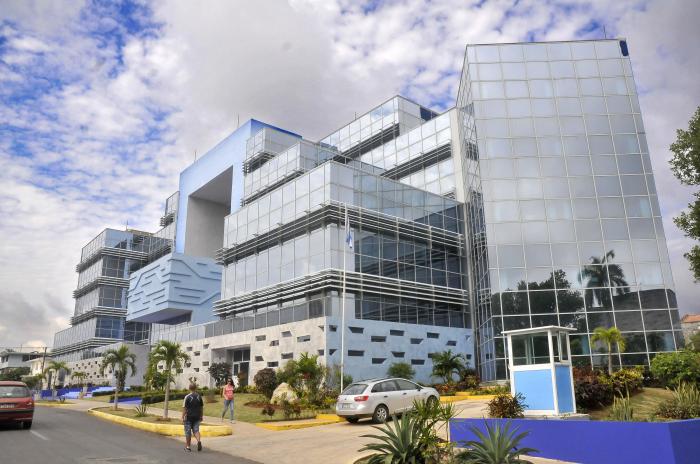 Edificio moderno del CECMED en 60 y 5ta Av, Playa.