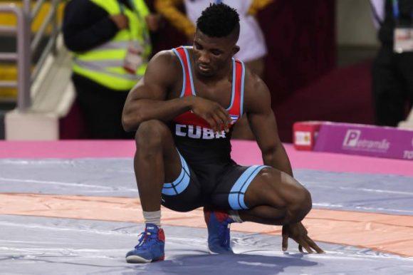 Yosvany Peña cae ante rival griego en el Mundial de Luchas