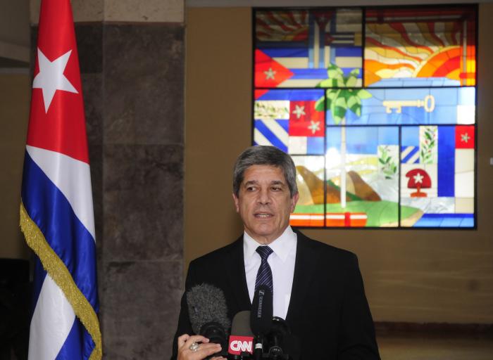 Conferencia de prensa de Carlos Fernández Cosio, Director General de los Asuntos para Estados Unidos del MINREX, desarrollado en el MINREX, Plaza.