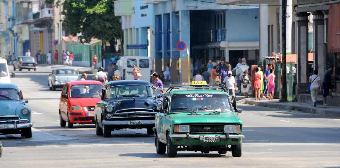 Autos y vehículos de diferentes tipos circulando por Infanta, en el Cerro