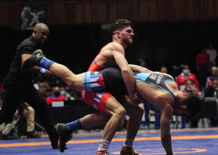 Combate de lucha Greco-Romana de los 60 Kg entre Luis Alberto Orta (rojo) y Kevin de Armas (azul) en la Gala de la Lucha cubana, desarrollada en el Coliceo de la Ciudad Deportiva, Cerro