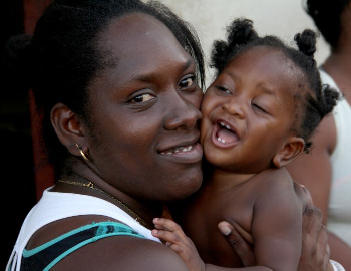 Niño con mamá en Centro Habana;  La Habana.