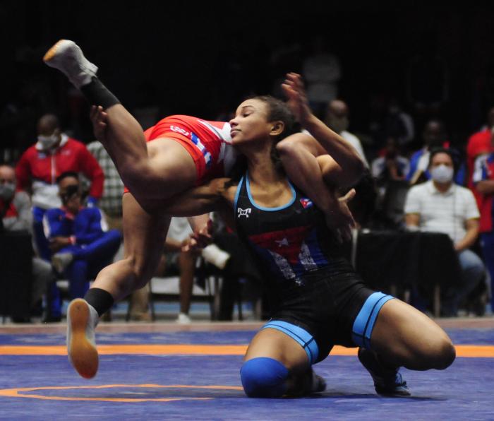 Combate de lucha Femenina de los 53 Kg entre Lianna de la Caridad Motero (rojo) y Laura Herin (azul) en la Gala de la Lucha cubana, desarrollada en el Coliceo de la Ciudad Deportiva, Cerro