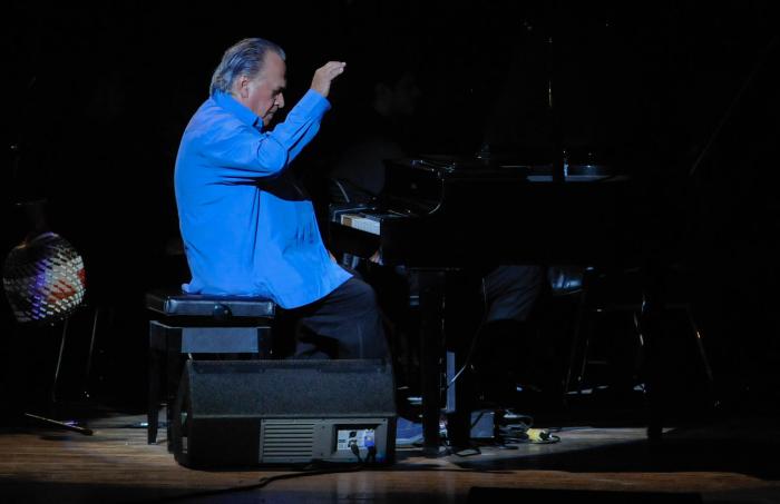 Frank Fernández interpretando 