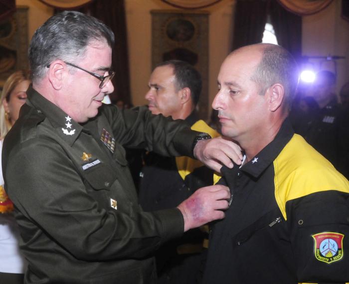 Ceremonia de condecoración a participantes en la extinción del incendio en la base de supertanqueros en la provincia de Matanzas