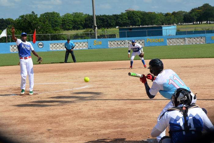 Juego inaugural entre los equipo de Ciego de Ávila y La Habana en el XXVIII Campeonato Nacional de Softbol masculino que se juega en la Academia Provincial de esta disciplina