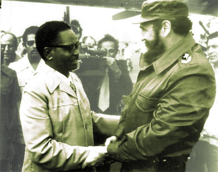 Fidel Fué recivido por el presidente de la Republica Popular de Angola Agostinho Neto y miembros del Comite Central del MPLA. Fid18236