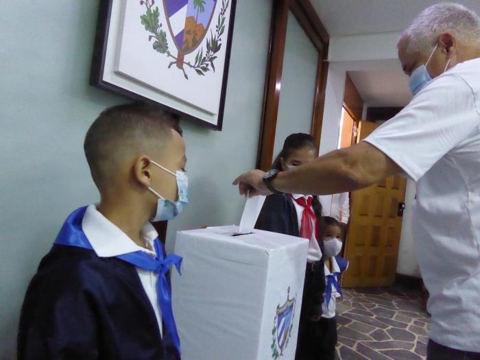 En Venezuela, Dagoberto Rodríguez Barrera, embajador de Cuba, primero en ejercer aquí este domingo, su «deber de cubano». 