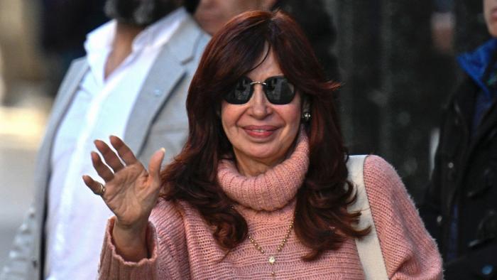 La vicepresidenta argentina Cristina Fernández de Kirchner sale de su residencia en Buenos Aires, el 2 de septiembre de 2022