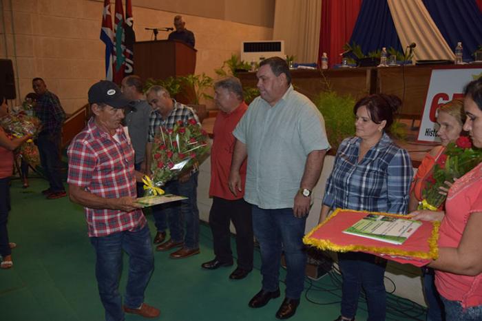 El miembro del Secretariado del Comité Central del Partido Félix Duarte encabezó el reconocimiento a los tabacaleros más destacados.